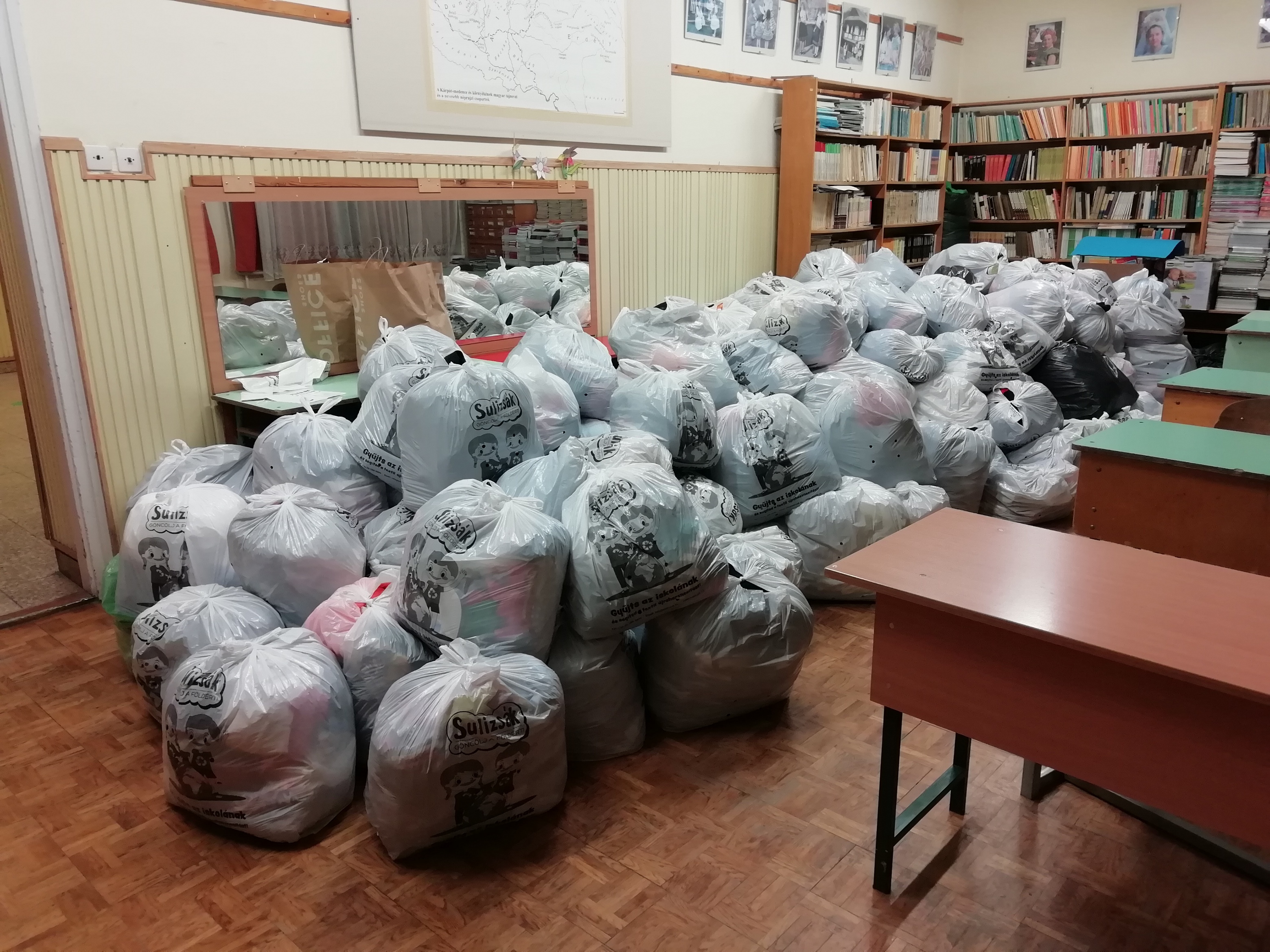 Sulizsák - közel 1300 kg használt ruhát gyűjtöttek a vasváris diákok
